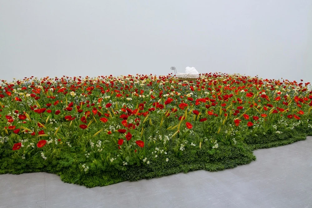 陳慧嶠，《罌粟花》，2015，人造花、小麥草、搖籃床、羽毛、罌粟花指南，北美館「食物箴言：思想與食物」展場。-圖片